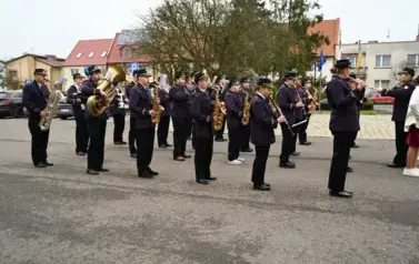 widzimy orkiestre grającą na instrumentach