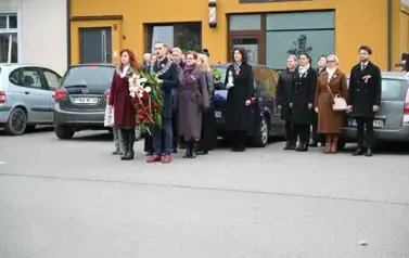 widzimy delegacje by złożyć wieniec oraz znicz