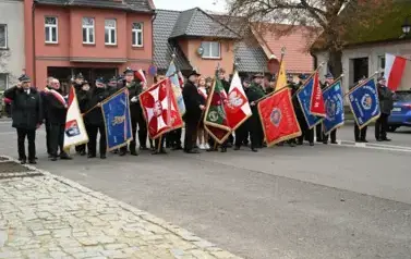 widzimy grupe os&oacute;b ze sztandarami