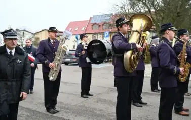 widzimy idącą orkiestre 