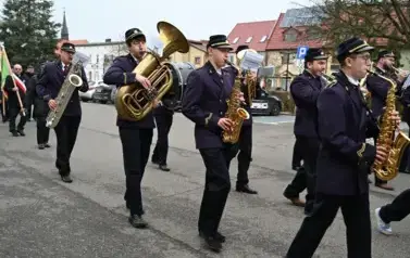 widzimy idącą orkiestre 