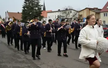 widzimy idącą orkiestre 