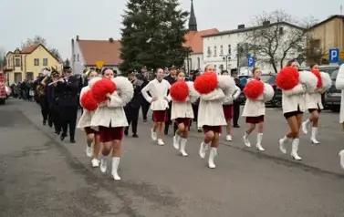 widzimy idące po ulicy dziewczyny z pomponami a za nimi idzie orkiestra