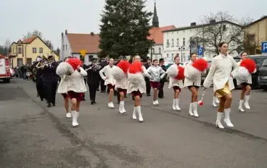 widzimy idące po ulicy dziewczyny z pomponami a za nimi idzie orkiestra