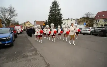 widzimy idące po ulicy dziewczyny z pomponami a za nimi idzie orkiestra