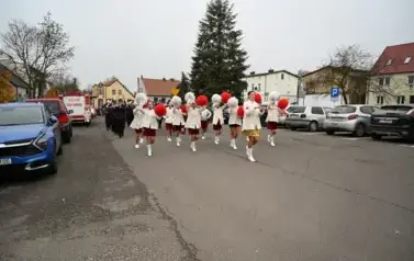 widzimy dziewczyny z pomponami idące po ulicy