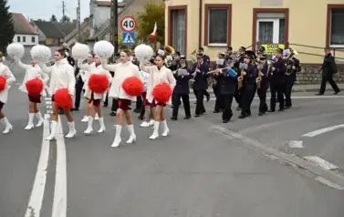 widzimy idące po ulicy dziewczyny z pomponami a za nimi idzie orkiestra