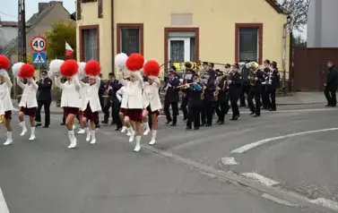 widzimy idące po ulicy dziewczyny z pomponami a za nimi idzie orkiestra