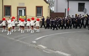 widzimy idące po ulicy dziewczyny z pomponami a za nimi idzie orkiestra