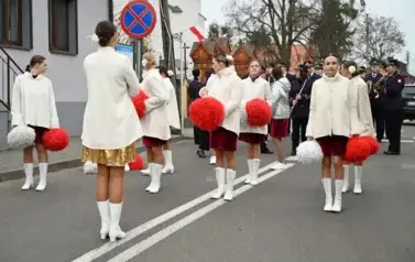 widzimy na zdjęciu grupe dziewczyn z pomponami 