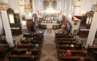 widzimy dużą ilość osob oraz ołtarz 