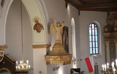 widzimy rzeźbe Anioła, kt&oacute;ry znajduje się w kościele