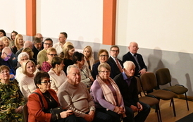 widzimy siedzącą widownie
