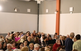widzimy siedzącą widownie