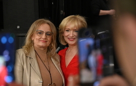 widzimy śpiewaczkę oraz panią robiącą sobie z nią zdjęcie