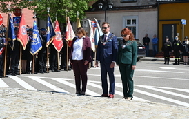 Delegacje stojące na baczność