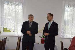 Na zdjęciu widać starszego mężczyznę i w&oacute;jta Gminy Mieścisko. Oboje ubrani w ciemne garnitury.