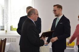 Na zdjęciu w&oacute;jt Gminy Mieścisko wręcza sołtysowi nagrodę.