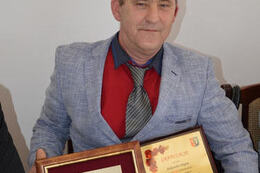 Na zdjęciu widać sołtysa Budziejewa z nagrodami z okazji 20lecia pełnienia funkcji sołtysa.