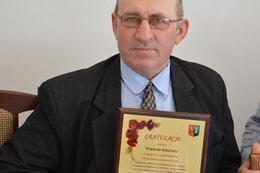 Na zdjęciu znajduje się sołtys Jaroszewa Drugiego z nagrodą z okazji 30lecie pełnienia funkcji sołtysa