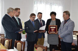Na zdjęciu przedstawiciele władz powiatowych wręczają sołtysowi Budziejewa nagrodę.