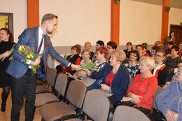 W&oacute;jt Gminy Mieścisko wręcza kwiaty paniom przybyłym na Dzień kobiet do Gminnej Biblioteki Publicznej w Mieścisku