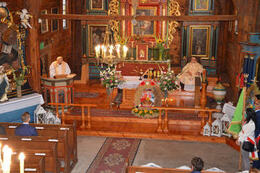 Na zdjęciu widać kości&oacute;ł i uczestniczących w dożynkch gości