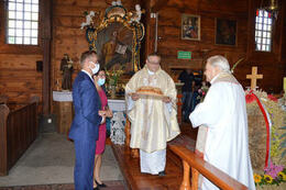 Na zdjęciu widać przekazanie chleba proboszczowi