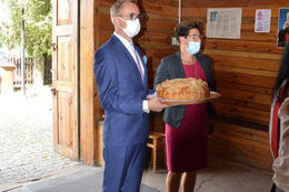 Na zdjęciu widać w&oacute;jta Gminy Mieścisko i przewodniczącą Rady Gminy Mieścisko trzymających chleb dożynkowy