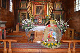 Na zdjęciu widać wieniec dożynkowy na ołtarzu