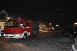 Na zdjęciu znajduje się czerwony w&oacute;z strażacki STAR. Za nim drugi w&oacute;z strażacki.