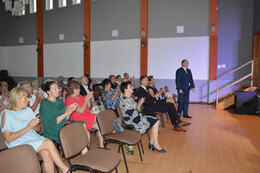 Na zdjęciu widownia wita brawami pana starostę