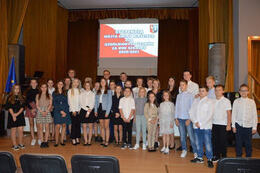 Na zdjęciu znajdują wszyscy stypendyści wraz z w&oacute;jtem Gminy Mieścisko, raktorem, radnym i dyrektorami.