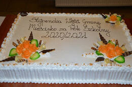 Na zdjęciu widać tort z napisem Stypendia W&oacute;jta Gminy Mieścisko 2020/2021