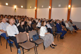 Na zdjęciu widać salę bankietową biblioteki a w niej siedzących stypendyst&oacute;w wraz z rodzicami. W pierwszym rzędzie siedzą zaproszeni goście.