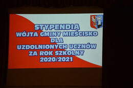 Na zdjęciu widać napis na bilbordzie Stypendia W&oacute;jta Gminy Mieścisko dla uzdolnionych uczni&oacute;w za rok szkolny 2020/2021