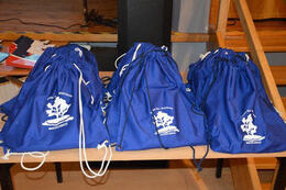 Na zdjęciu widac granatowe worki z logiem Gminy Mieścisko.