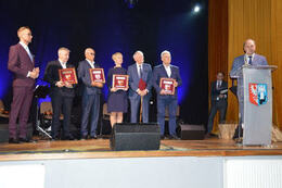 Na zdjęciu od lewej strony znajduje się w&oacute;jt gminy, następnie pięciu przedsiębiorc&oacute;w nagrodzonych Herbem Powiatu Wągrowieckiego. Przy m&oacute;wnicy znajduje się Starosta Wągrowiecki, kt&oacute;ry wygłasza przemowę.