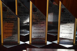 Na zdjęciu widać złote statuetki dla przedsiębiorc&oacute;w z okazji jubileuszy 30 i 35-lecia działalności.