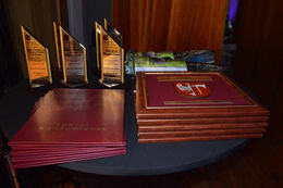 Na zdjęciu znajdują się podziękowania, statuetki oraz nagrody dla jubilat&oacute;w.