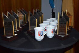 Statuetki dla jubilat&oacute;w oraz kufle jako podziękowanie dla os&oacute;b zaangażowanych w przygotowanie imprez gminnych.