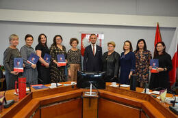 Na zdjęciu widać wszystkie nagrodzone nauczycielki wraz z W&oacute;jtem Gminy Mieścisko.