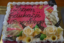 Na zdjęciu widać tort z napisem  Dzień Edukacji Narodowej