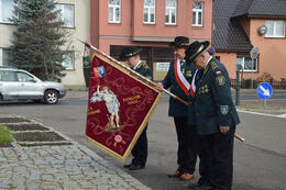 Delegacja sztandaru Kurkowego Bractwa Strzeleckiego oddaje hołd poległym za Ojczyznę.