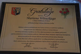 Zdjęcie grawertonu z gratulacjami dla pana Mariana Wituckiego z okazji 30lecia bycia sołtysem.