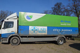 Na zdjęciu widać samoch&oacute;d dostawczy z logiem firmy De Heus