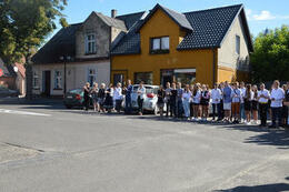 Na zdjęciu widać zebranych na rynku ludzi. Zgromadzeni biją brawa.