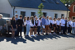 Zdjęcie przedstawia młodzież ze szkoły w Mieścisku uczestniczącą w apelu przed pomnikiem ofiar II Wojny Światowej.