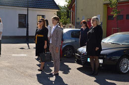 Zdjęcie przedstawia ludzi zgromadzonych na rynku podczas apelu upamiętniającego rozpoczęcie II Wojny Światowej.