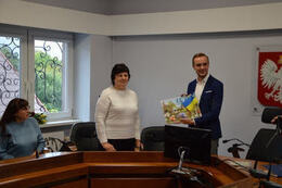 Na zdjęciu w&oacute;jt prezentuje prezent jaki dostał od gości z Ukrainy. Jest to zegar z kolorową grafiką.